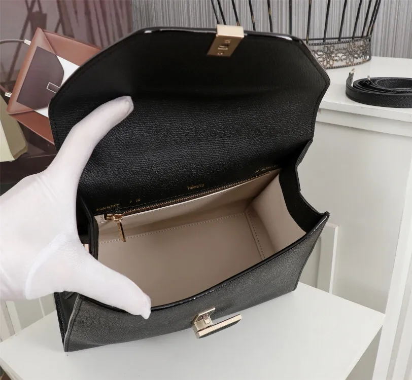 In stock👉Original medium size black👉Valextra Valextra Iside, known as Italian Hermès, is one of the most representative designs of Valextra. There is no obvious logo, but the simple collective line design is very recognizable, full of architectural art, and shows a capable and intellectual style. It is made of imported palm-print lining cowhide, with up to five stitches of handwork, and the shiny oil edges test the skill of the craftsman. Medium size: 26cm【6627#】